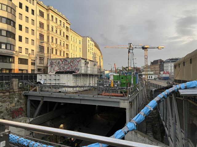 Für die Bauarbeiten am neuen U2 x U4 - Knotenpunkt Pilgramgasse wurde eine provisorische Plattform errichtet. Die Bezirke lassen prüfen, ob sie auch permanent bleiben könnte. | Foto: Nathanael Peterlini/MeinBezirk