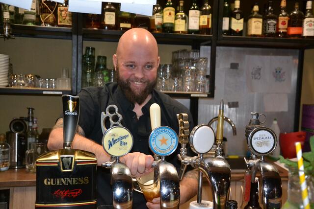 Martin Aschauer hat hinter der Schank alle Hände voll zu tun | Foto: Alexander Fritsch