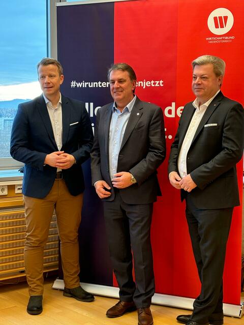 Paul Eiselsberg (IMAS-Institut), Wolfgang Ecker (WKNÖ-Präsident und Wirtschaftsbund Landesgruppenobmann) und Harald Servus (Direktor Wirtschaftsbund NÖ) bei der Pressekonferenz. | Foto: MeinBezirk