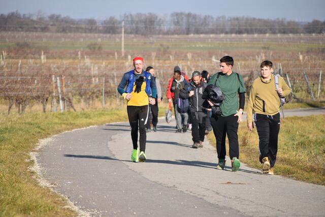 Die ersten Starter der gesamten Seerunde sind bereits wieder auf dem Weg ins Ziel in Oggau.  | Foto: Stefan Schneider