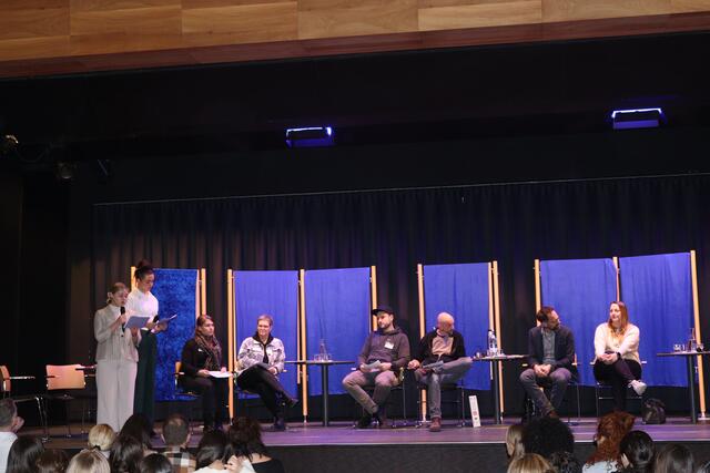 Dem Thema "Sucht" war eine Podiumsdiskussion im Katharina-Lins-Saal in Zams gewidmet.  | Foto: Elisabeth Zangerl