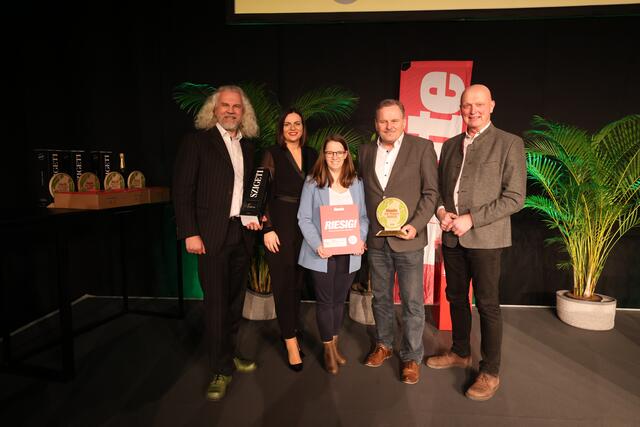 Waidhofens Vizebürgermeister Martin Litschauer, Burgenlands LH-Stv. Astrid Eisenkopf, KEM-Managerin Christina Hirsch, Obmann Eduard Köck, Karlsteins Bürgermeister Siegfried Walch (v.l.) bei der Verleihung. | Foto: HEUTE/Denise Auer