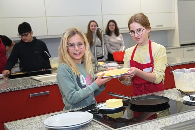 Mit Begeisterung und Neugier ließen sich die Volksschüler von Schülern der Mittelschule einiges zeigen. | Foto: Alfred Hofer