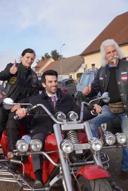 Udo Landbauer beim probesitzen am schweren Bike. | Foto: FPÖ Niederösterreich
