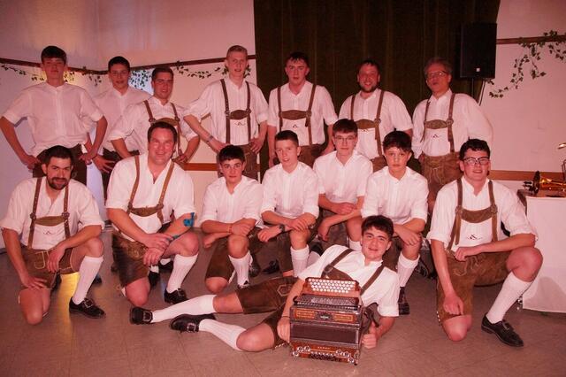 Die Kothbergtaler Schuhplattler sorgten für eine sehenswerte Mitternachtseinlage. | Foto: Volkspartei Lunz am See