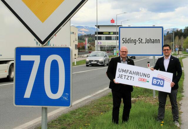 Das Transparent an der Bushalte Söding-St. Johann wurde zum dritten Mal entwendet, Peter Sükar und Lukas Kalcher erstatteten Strafanzeige. | Foto: Cescutti