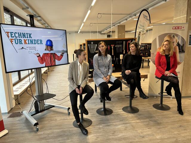 Caroline Puchleitner-Tuma, Judith Lammer und Daniela Wolf gaben Silvia Reindl (v.l.) und den Gästen interessante Einblicke in den Berufsalltag. | Foto: MeinBezirk