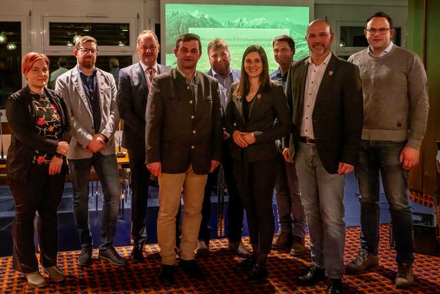 Bezirkshauptmannstellvertreter Manfred Jost mit Bürgermeister Josef Zoppoth nach der Angelobung von Vizebürgermeisterin Christina Patterer | Foto: Andreas Lutche