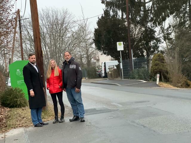 FPÖ-Bezirksobmann Dominik Hausjell mit den Anrainern Roswitha und Jörg P. in der Rudersdorfer Straße | Foto: FPÖ Graz