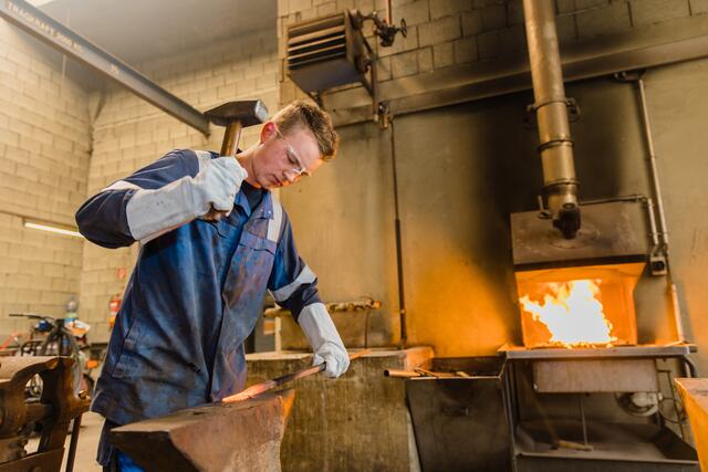 Anlässlich der bevorstehenden Langen Nacht der Lehre im März werfen wir einen genaueren Blick auf die Lehrlingszahlen im Bundesland Salzburg und den einzelnen Bezirken. Im Bild: Lehre zum Metalltechniker oder zur Metalltechnikerin bei AustroCel Hallein.  | Foto: AustroCel Hallein