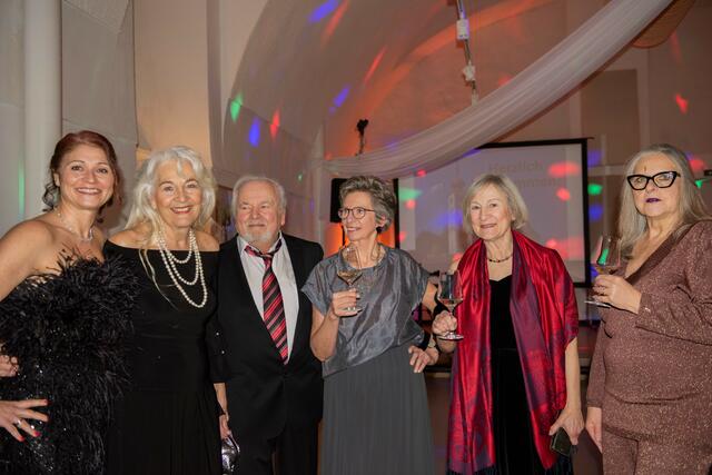 Besucherinnen und Besucher erstrahlten in festlicher Kleidung beim Benefizball. | Foto: Sophia Braun