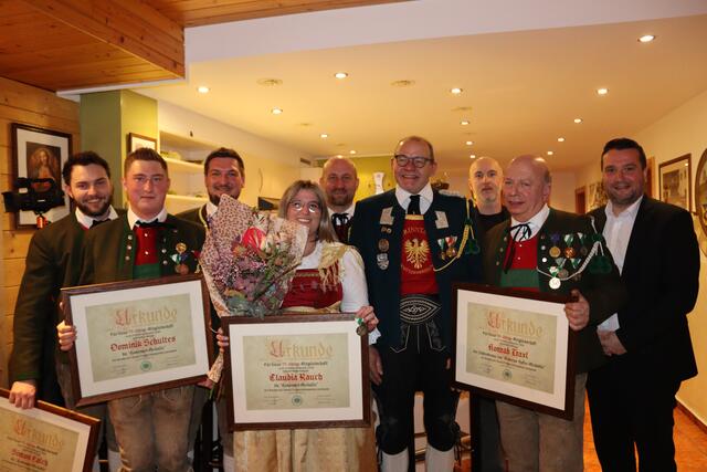 Die Geehrten Simon Falch und Dominik Schultes, Obmann Markus Stubenböck, Claudia Rauch, Hauptmann Hannes Rudig, Talschaftskommandant Josef Gfall, Vbg. Simon Zangerl, Geehrter Konrad Traxl und Bgm. Benedikt Lentsch, (v.l.).  | Foto: Elisabeth Zangerl