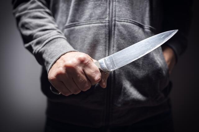 Am Freitagabend forderte ein Unbekannter unter Vorhalten eines Messers von einem 22-Jährigen Wertgegenstände. Im Anschluss flüchtete der Täter. | Foto: Symbolbild: PantherMedia / BrianAJackson
