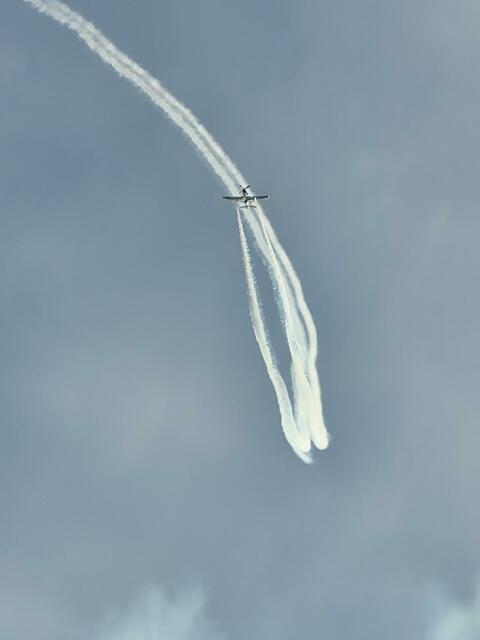 Spektakuläre Flugshow bei der Abfahrt in Kitzbühel. | Foto: Niedrist