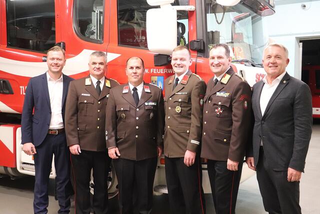 Vzbgm. Michael Konrad (li) und Bgm. Manfred Komericky mit Ewald Wolf, Patrick Trummer, Gernot Lenz und Gernot Rieger bei der Wehrversammlung in Kalsdorf. | Foto: Edith Ertl