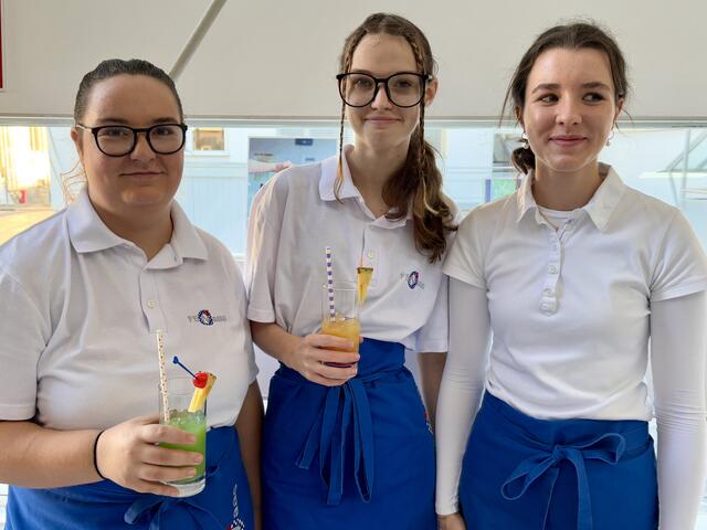 Die Besucherinnen und Besucher wurden mit einem alkoholfreien Cocktail empfangen. | Foto: MeinBezirk/Hofmüller