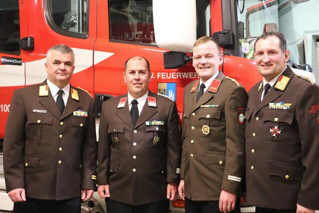 ABI Ewald Wolf (li) mit seinem Nachfolger als Kommandant der Feuerwehr Kalsdorf Patrick Trummer, dessen Stellvertreter Gernot Lenz und Bereichsfeuerwehrkommandant Gernot Rieger. | Foto: Edith Ertl
