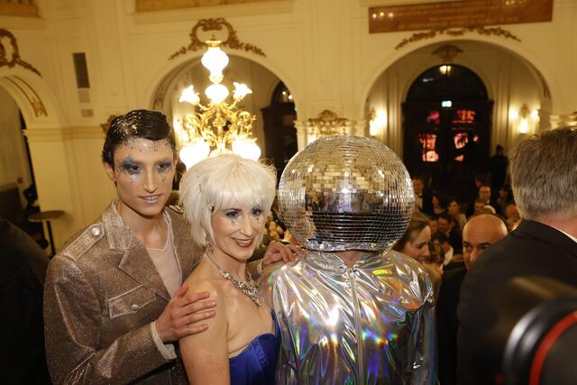 Dem Motto des Balls getreu fanden sich zwischen Abendkleidern und Smokings auch glitzernd gestylte "Mondmenschen". | Foto: Konstantinov