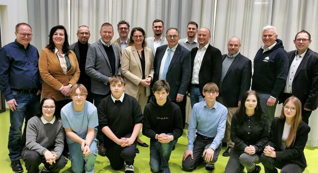 Cornelia Dammelhart (Mitte) mit Bgm. Stefan Lang, Richard Hogl, SQM Christoph Eckel, BH Karl-Josef Weiss, Firmenchefs und Poly-Schülern. | Foto: Josef Messirek