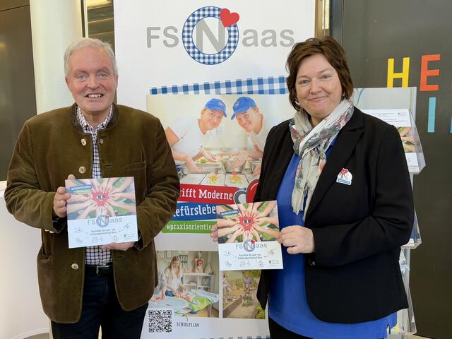 Bürgermeister Bernhard Ederer und Schulleiterin Andrea Marchat begrüßten die Gäste in Naas bei Weiz. | Foto: MeinBezirk/Hofmüller