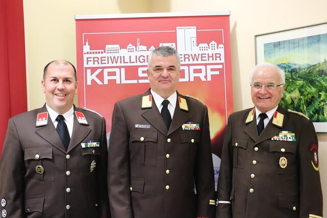 Dr. Ewald Wolf (Bildmitte) übernahm das Kommando der FF Kalsdorf am 10.10.2010 von seinem Vater HBI a.D. Karl Wolf (re). Zum neuen Kommandanten wurde am 25. Jänner 2025 Patrick Trummer gewählt. | Foto: Edith Ertl