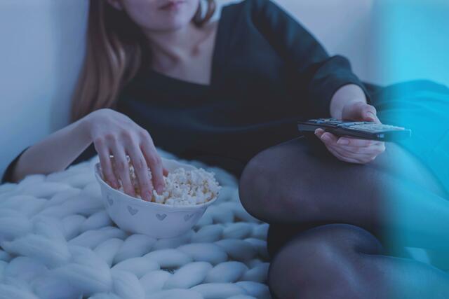 Gemütlich vor dem TV und ev. Teletext genießen | Foto: Pexels