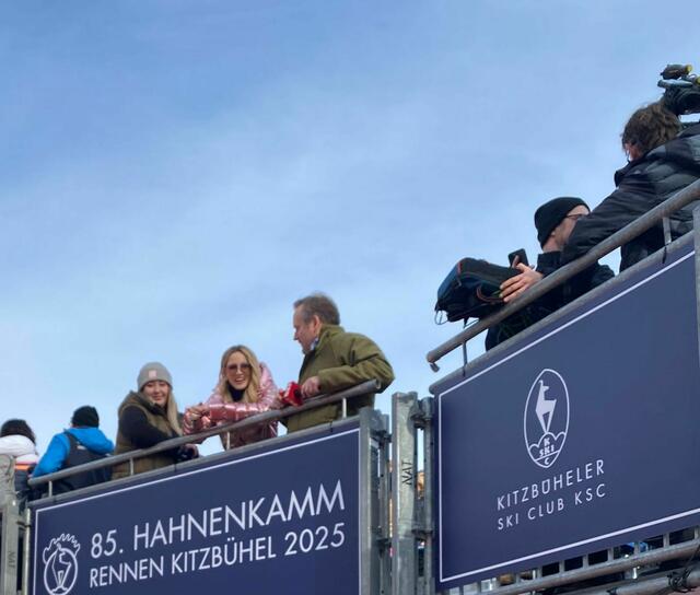 Zahlreiche Promis nahmen auf der VIP-Tribüne Platz, unter anderem Melissa Naschenweng. | Foto: Denise Schwentner
