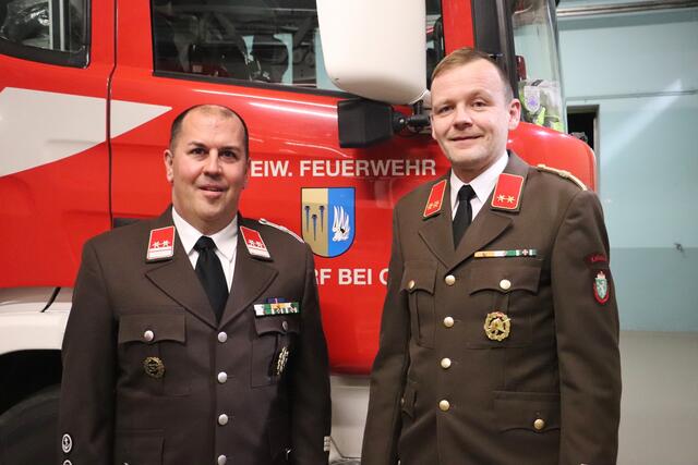 Die Freiwillige Feuerwehr Kalsdorf steht mit 25. Jänner 2025 unter neuer Leitung. Zum neuen Kommandanten wurde Patrick Trummer (li) einstimmig gewählt. Stellvertreter bleibt OBI Gernot Lenz. | Foto: Edith Ertl