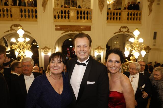 Landespolitik am roten Teppich: ÖVP-Chefin Manuela Khom, Landesrat Karlheinz Kornhäusl mit Oberärztin und Gattin Elisabeth. | Foto: Konstantinov