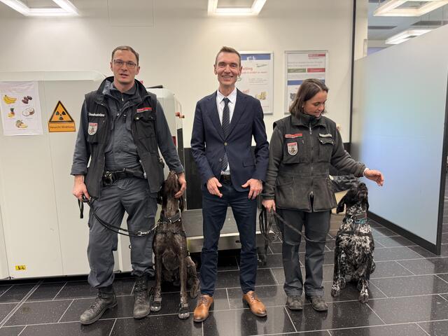 Gunter Mayr (Mitte) zeigt sich über die erfolgreichen Kontrollen zufrieden.  | Foto: Bundesministerium für Finanzen