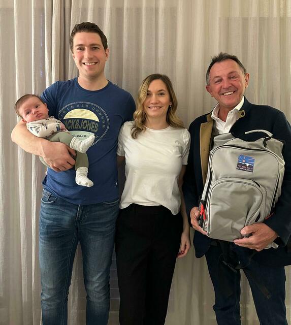 Der Bürgermeister (r.) gratulierte der jungen Familie. | Foto: Gemeinde Puchberg