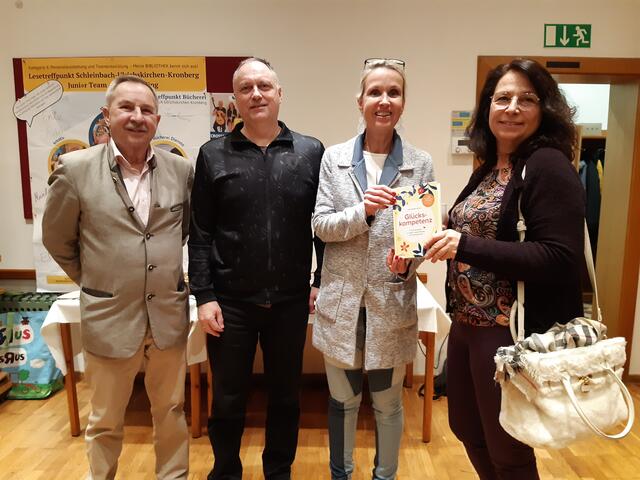 Schulung in Glückskompetenz: Gemeinderäte Herwig Daucher, Dieter Hackl und Clarissa Bucheder mit Elisabeth Ebner-Fenz.