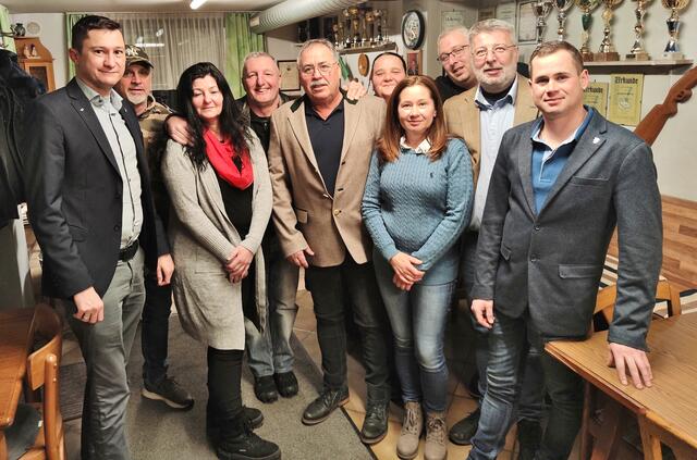 LAbg. Robert Mörth (li) mit Alois Kreiner (Bildmitte) und seinem Team beim Ortsparteitag der FPÖ Peggau. | Foto: privat