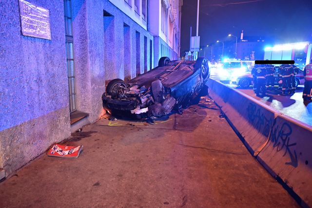 Das Auto des Jugendlichen überschlug sich und prallte gegen eine Hauswand.  | Foto: LPD Wien