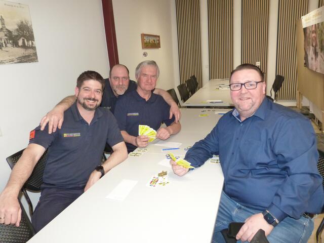 Feuerwehrkommandant Christian Maszlovits, Hans Feldinger, Hubert Magedler und Bürgermeister Roman Kainrath genossen spannende Spiele. 