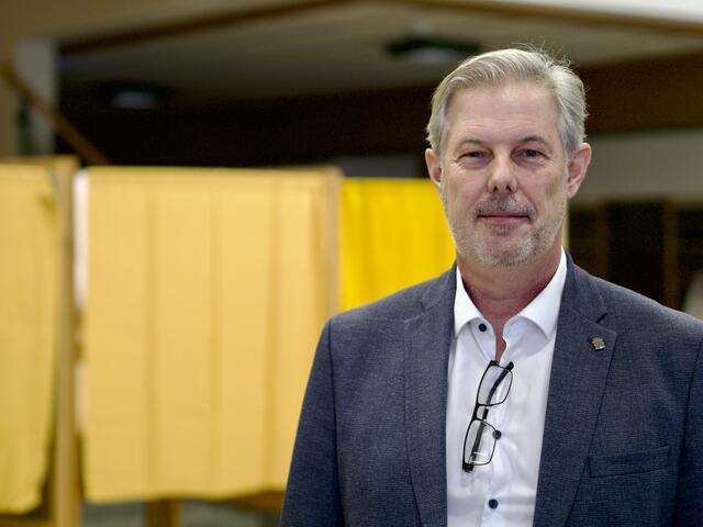 SPÖ-Spitzenkandidat Günther Kautz vor den Wahlkabinen. | Foto: Santrucek