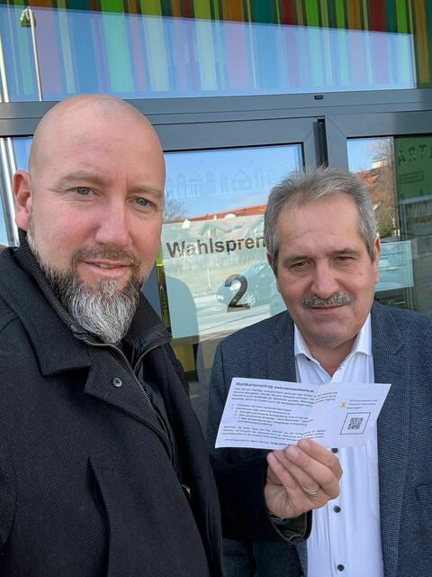 FPÖ-Spitzenkandidat Marcus Berlonsig (l.) mit FPÖ-Gemeinderat Wilhelm Haberbichler vorm Wahllokal. | Foto: privat