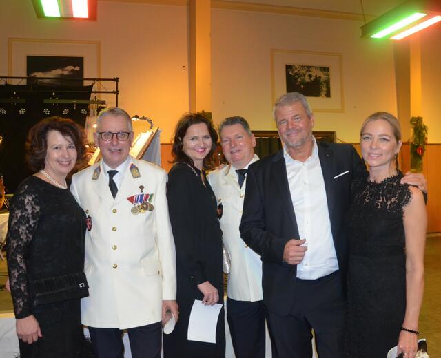 Schuldirektorin Angela Hensel, Alexander Kastner, Vizebürgermeister Klagenfurt, Michaela Hafner-Cerne, René Cerne, Stellvertreter des Zweiten Bürgermeisters, Gerhard und Evelyn Köfer