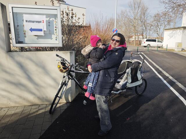 Mit Kind und Radl beim Wählen: Andreea Pfaffenstaller, NEOS-Spitzenkandidatin in Oberwaltersdorf | Foto: NEOS NÖ