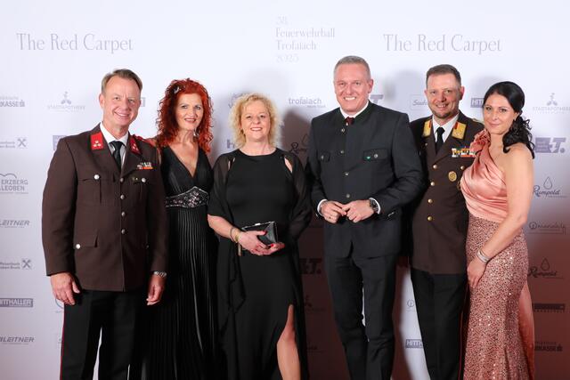 Feierten eine rauschende Ballnacht (v.l.): Bürgermeister Mario Abl mit seiner Gattin Birgit, FPÖ-Gemeinderätin Monika Puntigam, Landeshauptmann Mario Kunasek und Feuerwehrkommandant Alexander Siegmund mit seiner Gattin Michaela Sattler. | Foto: Armin Russold