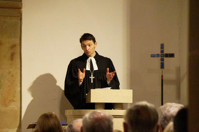 Die Predigt hielt der neue evangelische Superintedent für NÖ, Michael Simmer.