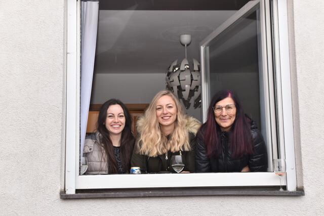 Umzug vor dem Fenster: Iris, Madlen mit Mutter Paula genossen den Regionsumzug vor dem Haus.