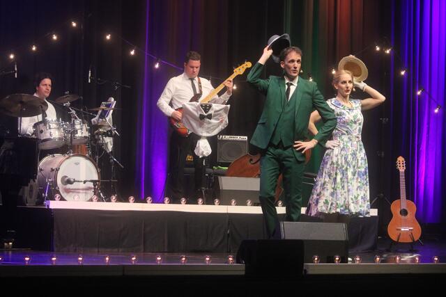 Lissi und Herr Timpe wurden auf der Bühne vom "Guten Morgen Orchester" begleitet. | Foto: MeinBezirk/Hofmüller