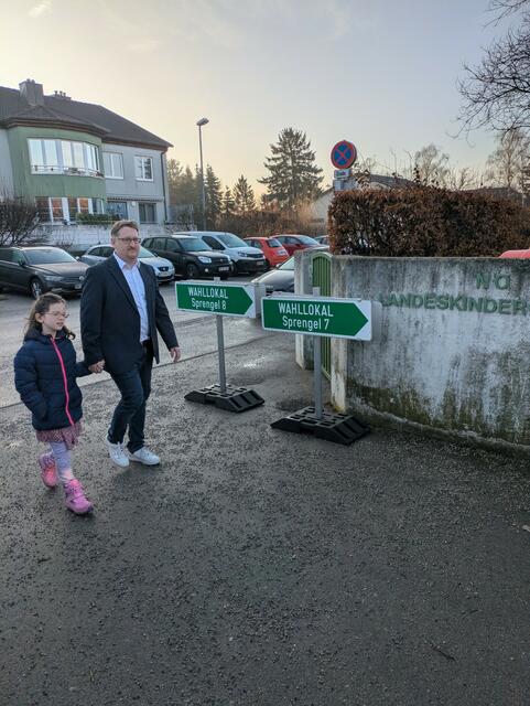 Ex-ÖVP-Stadtrat und NEOS-Spitzenkandidat Johannes Kozlik mit seiner Tochter vor dem Wahllokal in Deutsch-Wagram. | Foto: NEOS