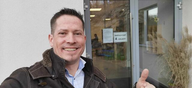 Reichenaus FPÖ-Spitzenkandidat Michael Adlboller vorm Wahllokal. | Foto: privat