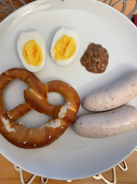 A Brezl, a süßer Senf, zwa Weiße und Kitzbühel schauen: Aber nur, wenn du vorher schon wählen warst 😅 | Foto: MeinBezirk