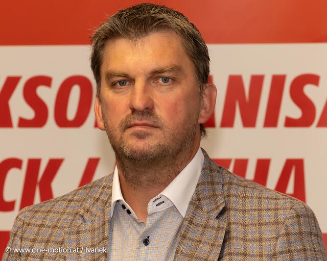 Schwadorfs Bürgermeister Jürgen Maschl behält die "Absolute". | Foto: www.cine-motion.at / Ivanek