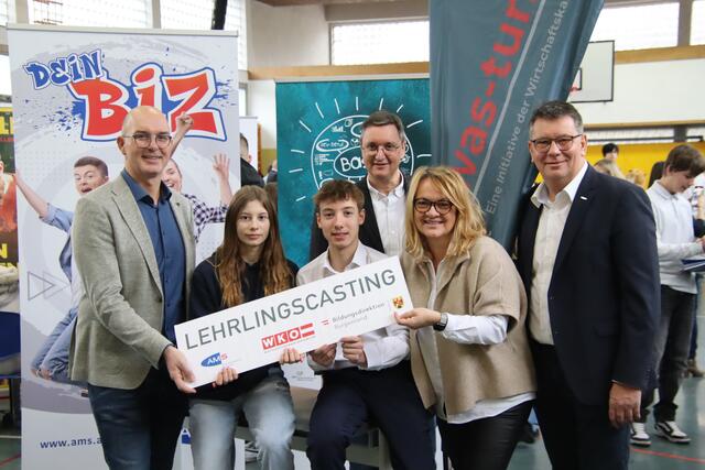 Beim "Lehrlingscasting" in Stegersbach trafen lehrlingssuchende Firmen und lehrstellensuchende Jugendliche in unkompliziertem Rahmen aufeinander. | Foto: Martin Wurglits