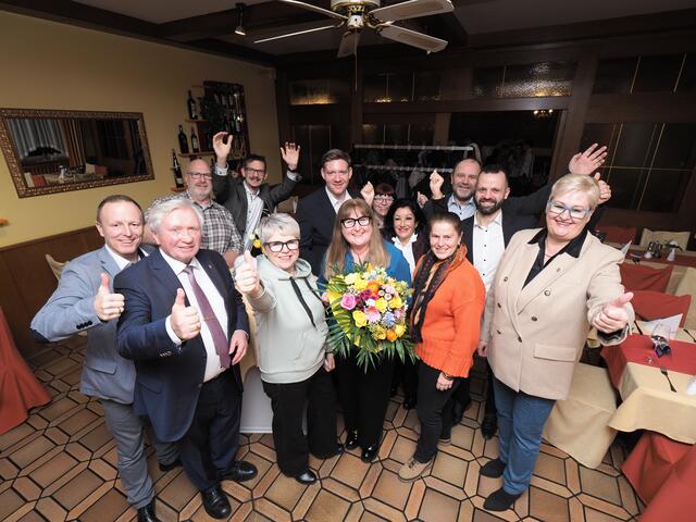 Jubel beim Neunkirchner ÖVP-Team rund um Klaudia Osztovics über den Vorsprung zur SPÖ. | Foto: Santrucek 