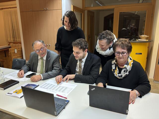 Das Ergebnis des Bezirks Hollabrunn wird in der ÖVP-Zentrale beratschlagt. | Foto: Alexandra Goll